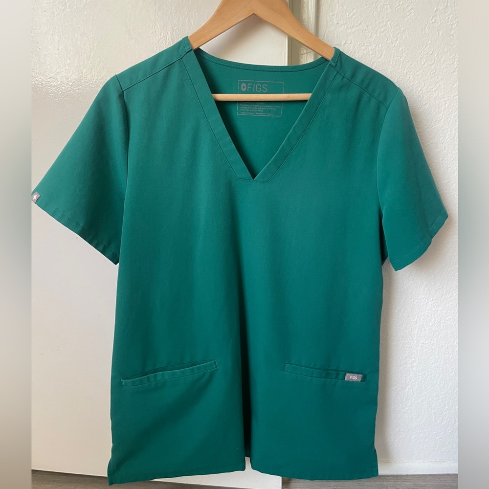 FIGS Women’s Matching Scrub Set